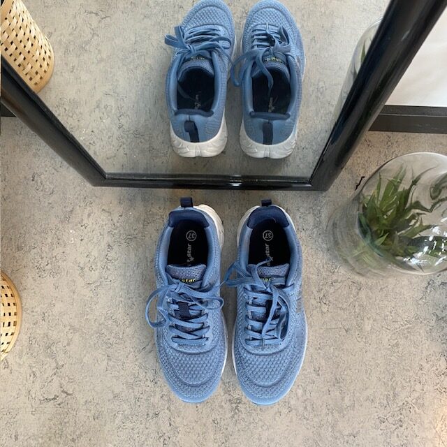 Blå sneakers med ventilerande mesh-ovandel