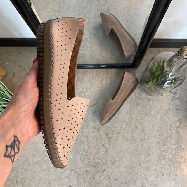 Beige ballerinaskor med fint perforerat mönster