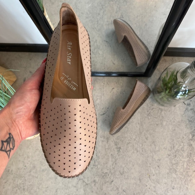 Beige ballerinaskor med fint perforerat mönster