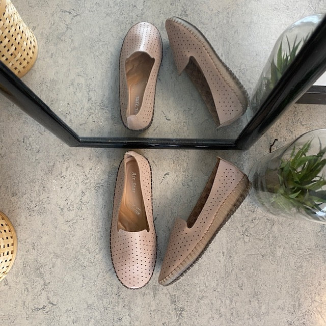 Beige ballerinaskor med fint perforerat mönster
