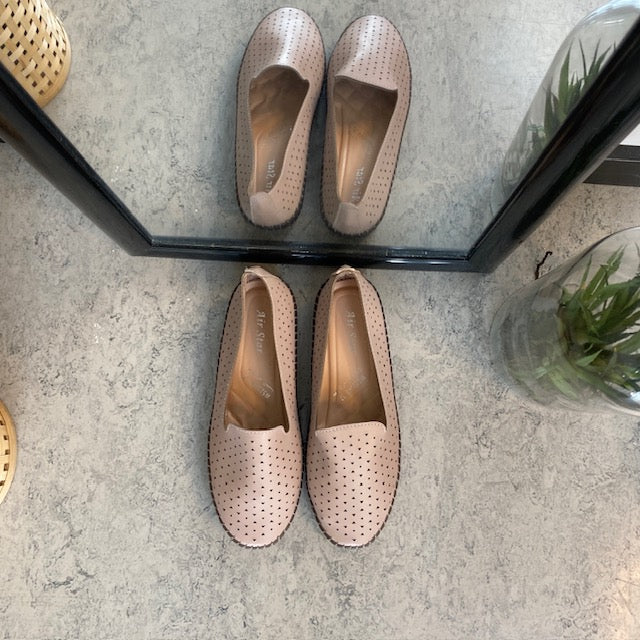 Beige ballerinaskor med fint perforerat mönster