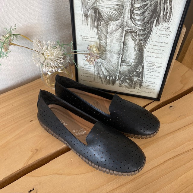 Svarta ballerinaskor med fint perforerat mönster