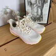 Råvita lättviktskor med rosa nonslip-yttersula