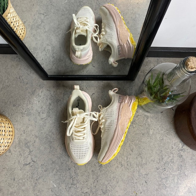 Råvita lättviktskor med rosa nonslip-yttersula