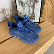 Blå slip-on-skor med stickad ovandel
