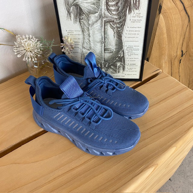 Blå slip-on-skor med stickad ovandel