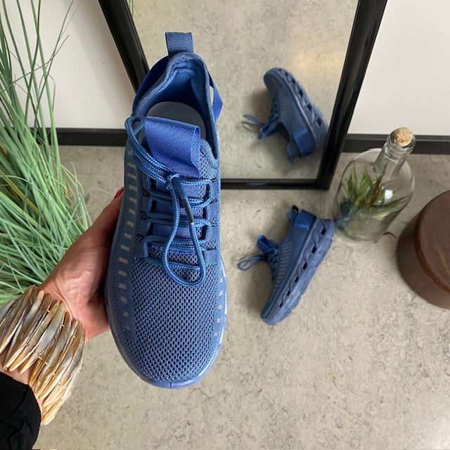 Blå slip-on-skor med stickad ovandel