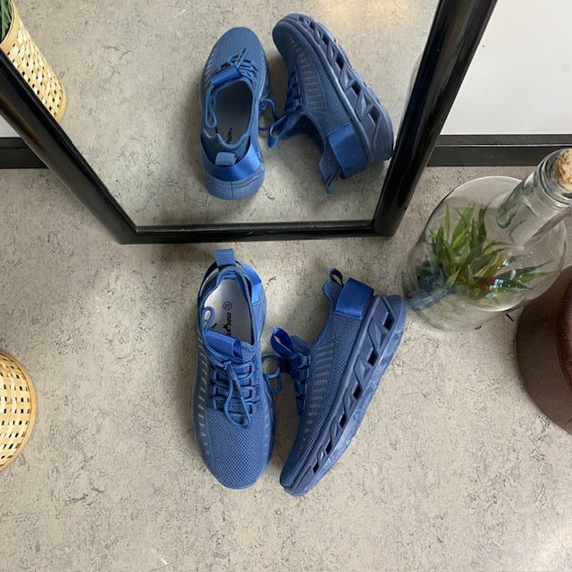 Blå slip-on-skor med stickad ovandel