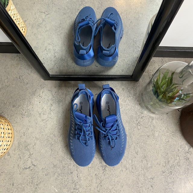 Blå slip-on-skor med stickad ovandel