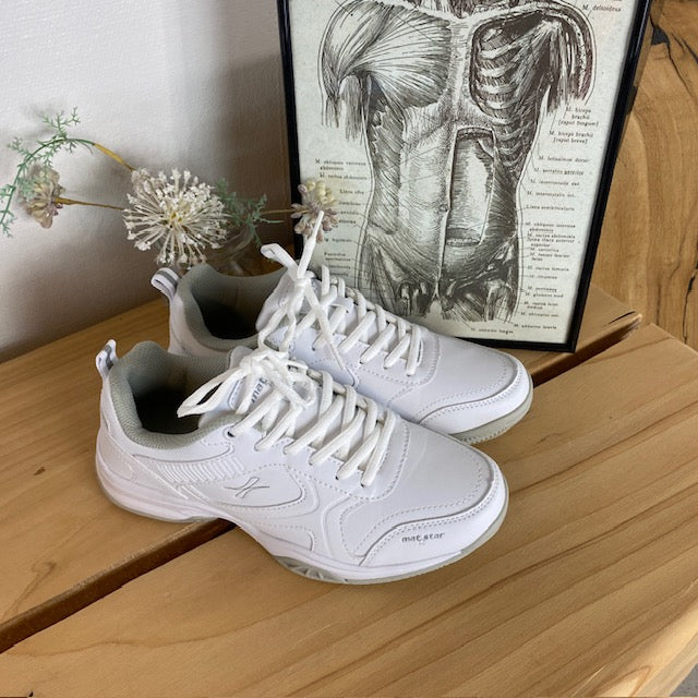 Vita sneakers med bågstöd