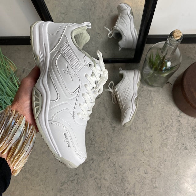 Vita sneakers med bågstöd