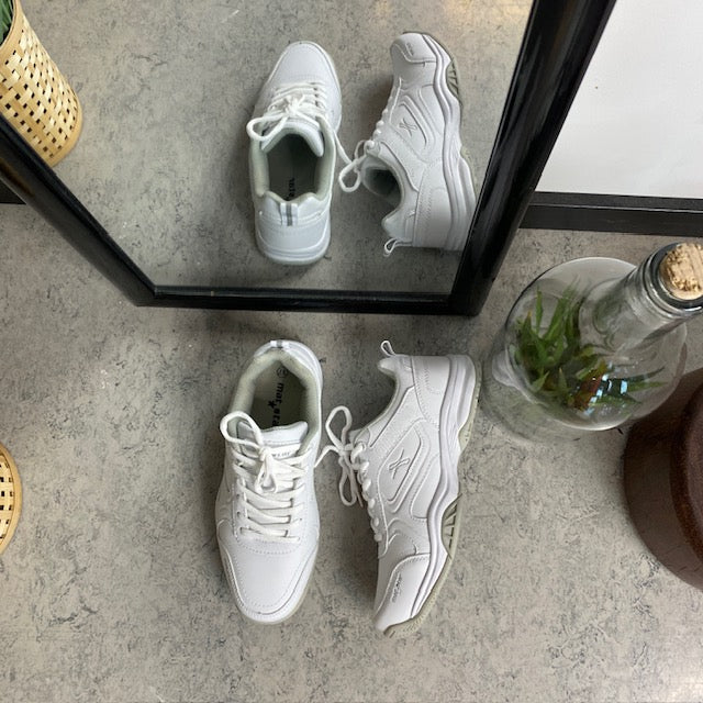 Vita sneakers med bågstöd