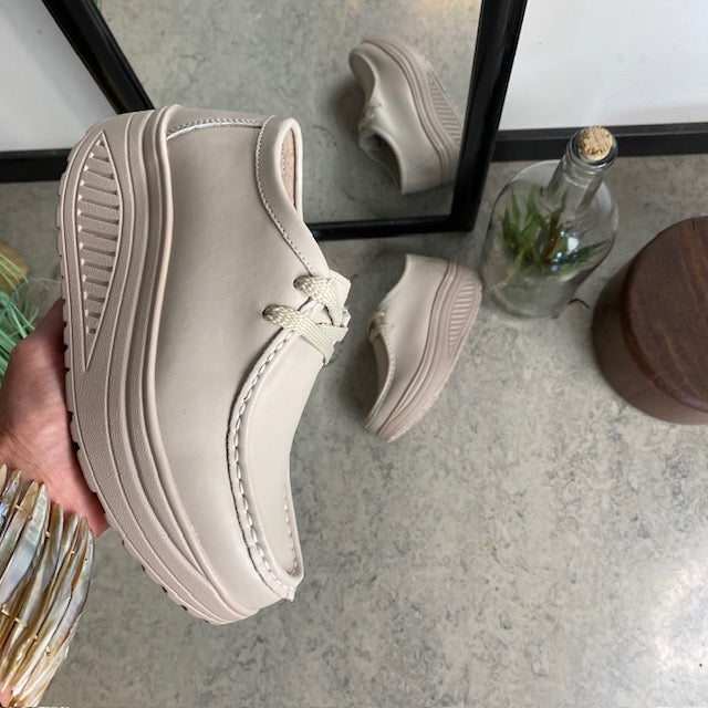 Beige läderskor med gångsula och svankstöd
