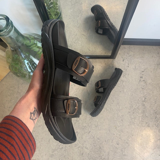 Svart herr slip-on sandal från MBT med ergonomisk fotbädd