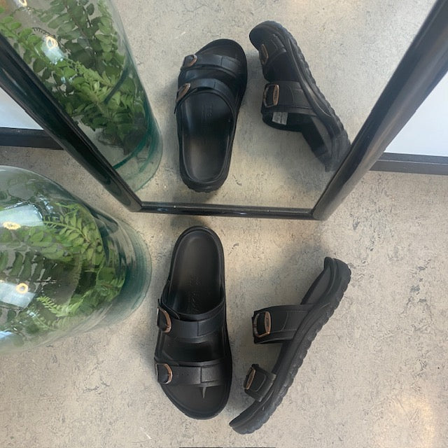 Svart herr slip-on sandal från MBT med ergonomisk fotbädd
