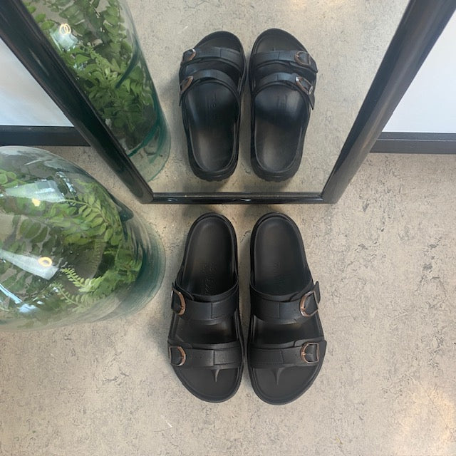 Svart herr slip-on sandal från MBT med ergonomisk fotbädd