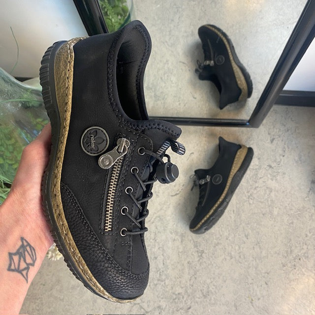 Svarta Rieker slip-on sneakers