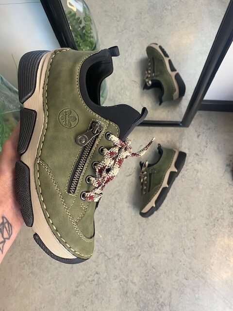 Gröna sneakers från Rieker med bra stötdämpning