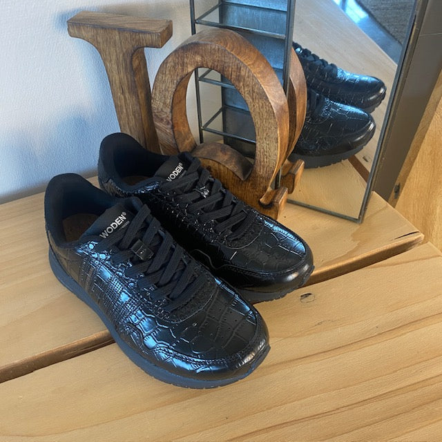 Nora Natural Soft Croco – svart Woden-sneaker i krokodillook