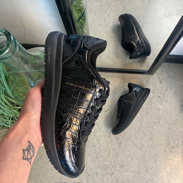Nora Natural Soft Croco – svart Woden-sneaker i krokodillook