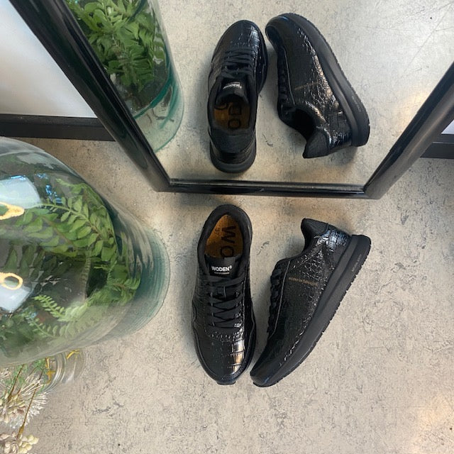 Nora Natural Soft Croco – svart Woden-sneaker i krokodillook