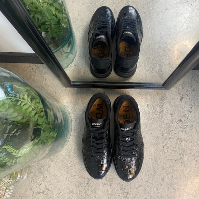 Nora Natural Soft Croco – svart Woden-sneaker i krokodillook