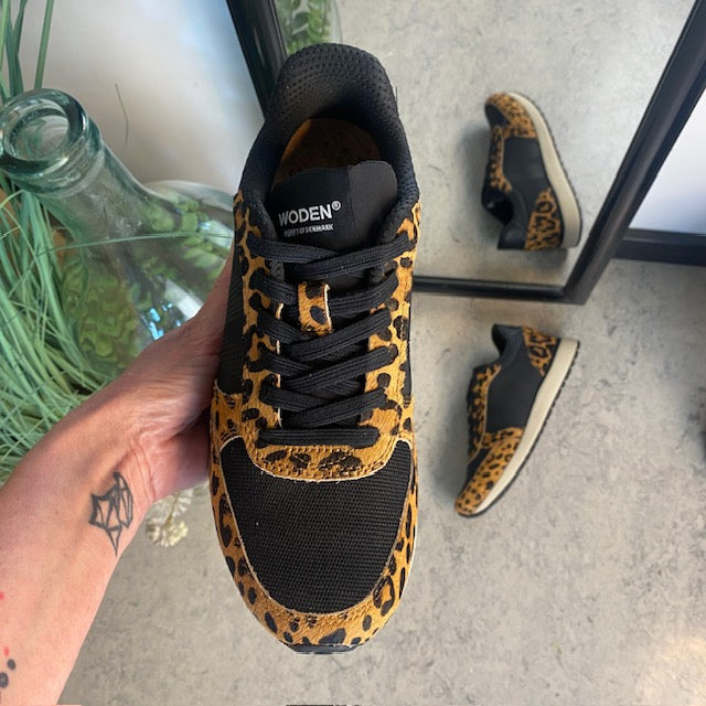 Snygga Woden-sneakers i svart mix med leopardmönster