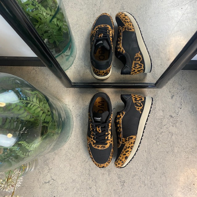 Snygga Woden-sneakers i svart mix med leopardmönster