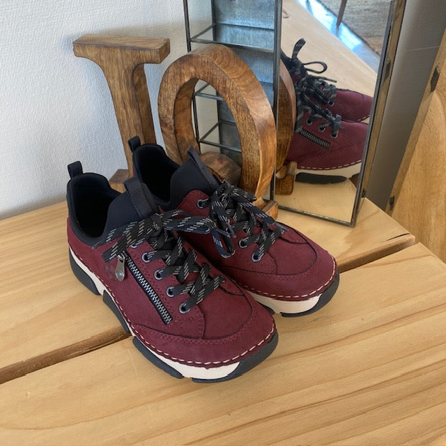 Bordeaux sneakers från Rieker med god stötdämpning