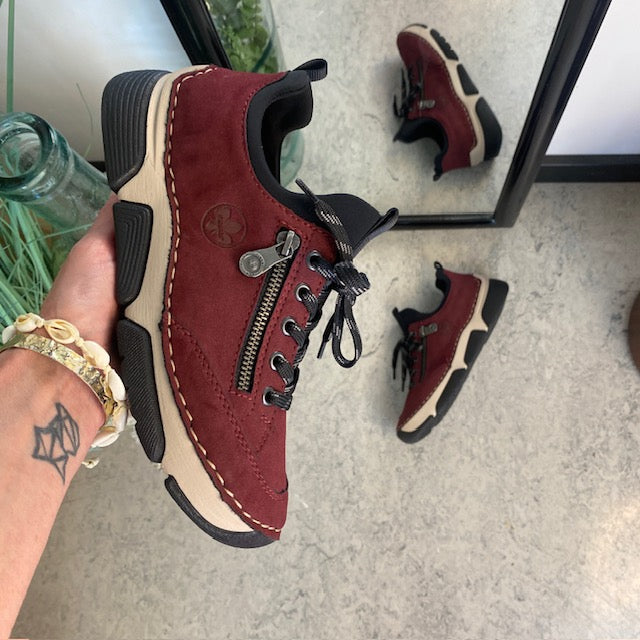 Bordeaux sneakers från Rieker med god stötdämpning