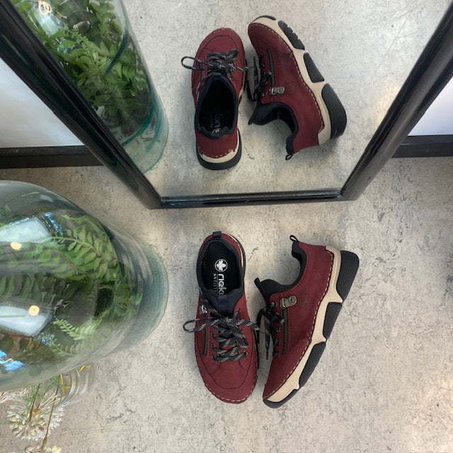 Bordeaux sneakers från Rieker med god stötdämpning