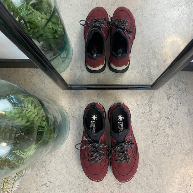 Bordeaux sneakers från Rieker med god stötdämpning