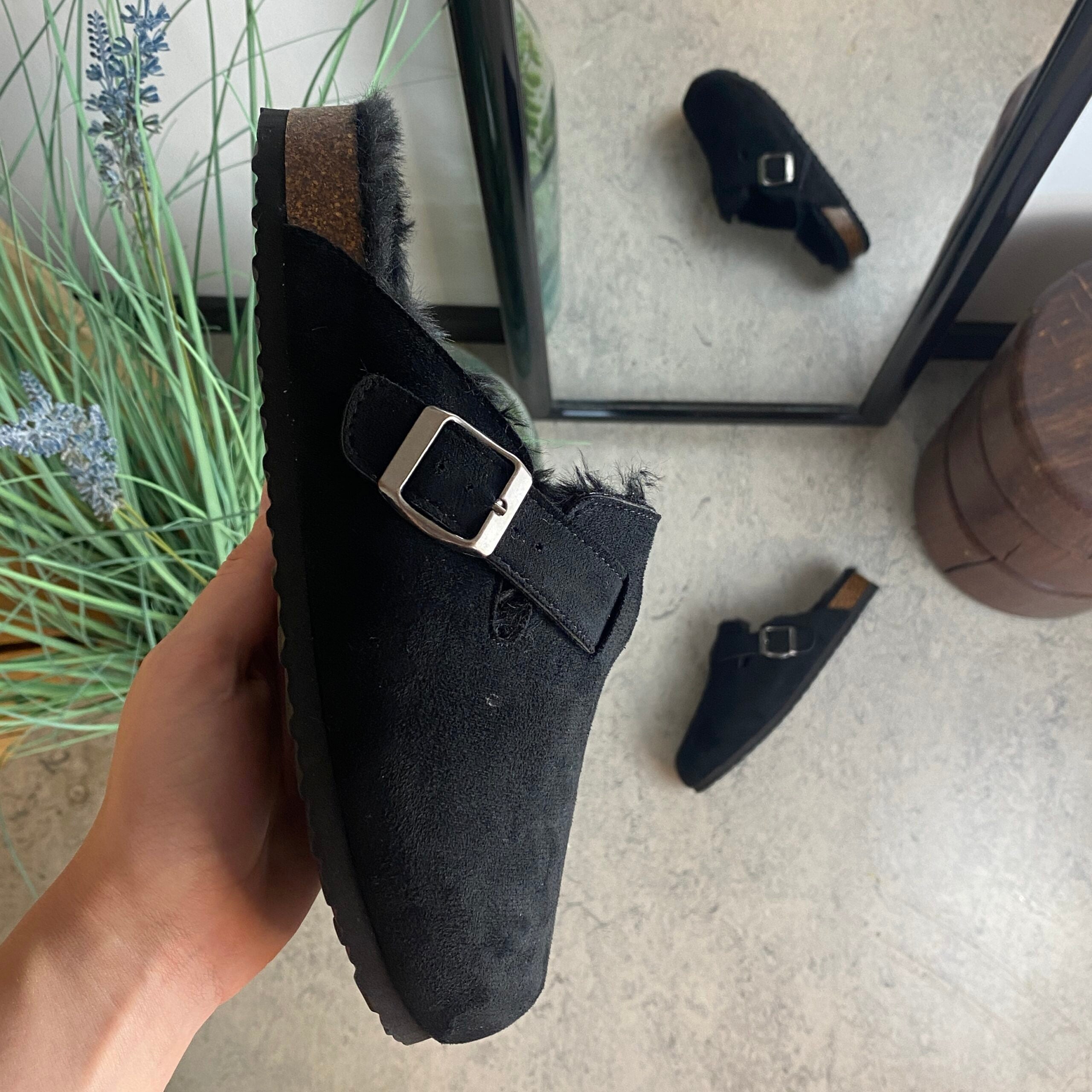 Svarta slip-on-tofflor