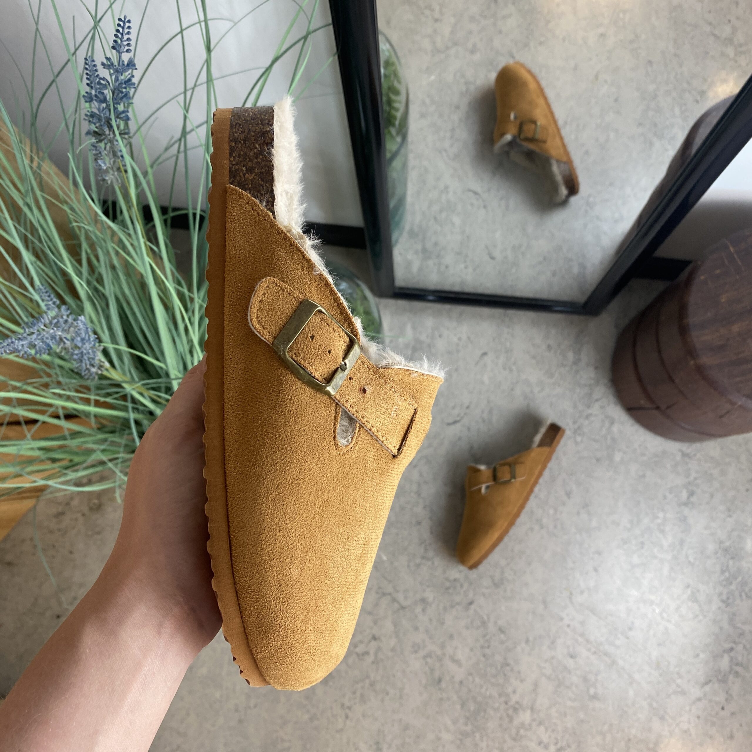 Ljusbruna slip-on-tofflor