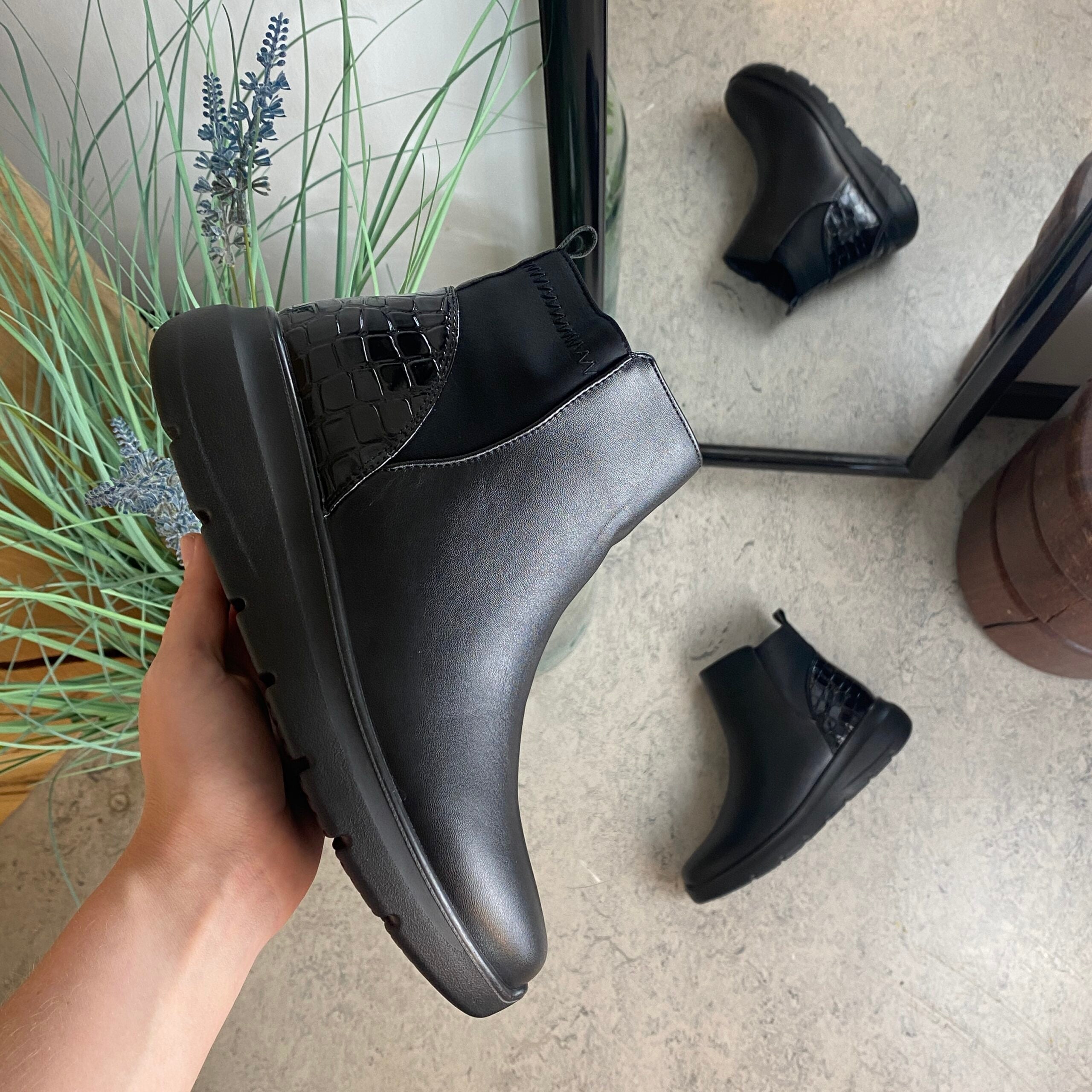 Svart stövel med dragkedja