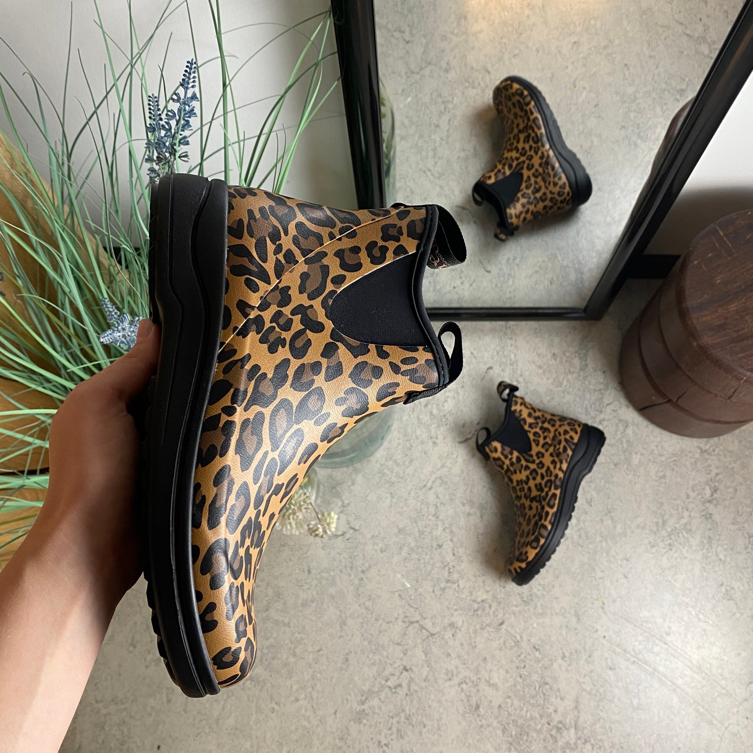 Green Comfort gummistövel i leopardmönster med fotvalvsstöd