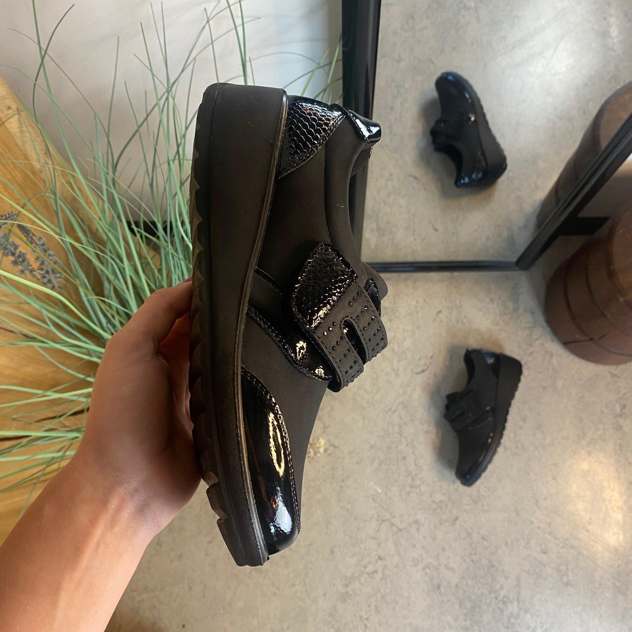 Eleganta skor med kardborre och fina detaljer