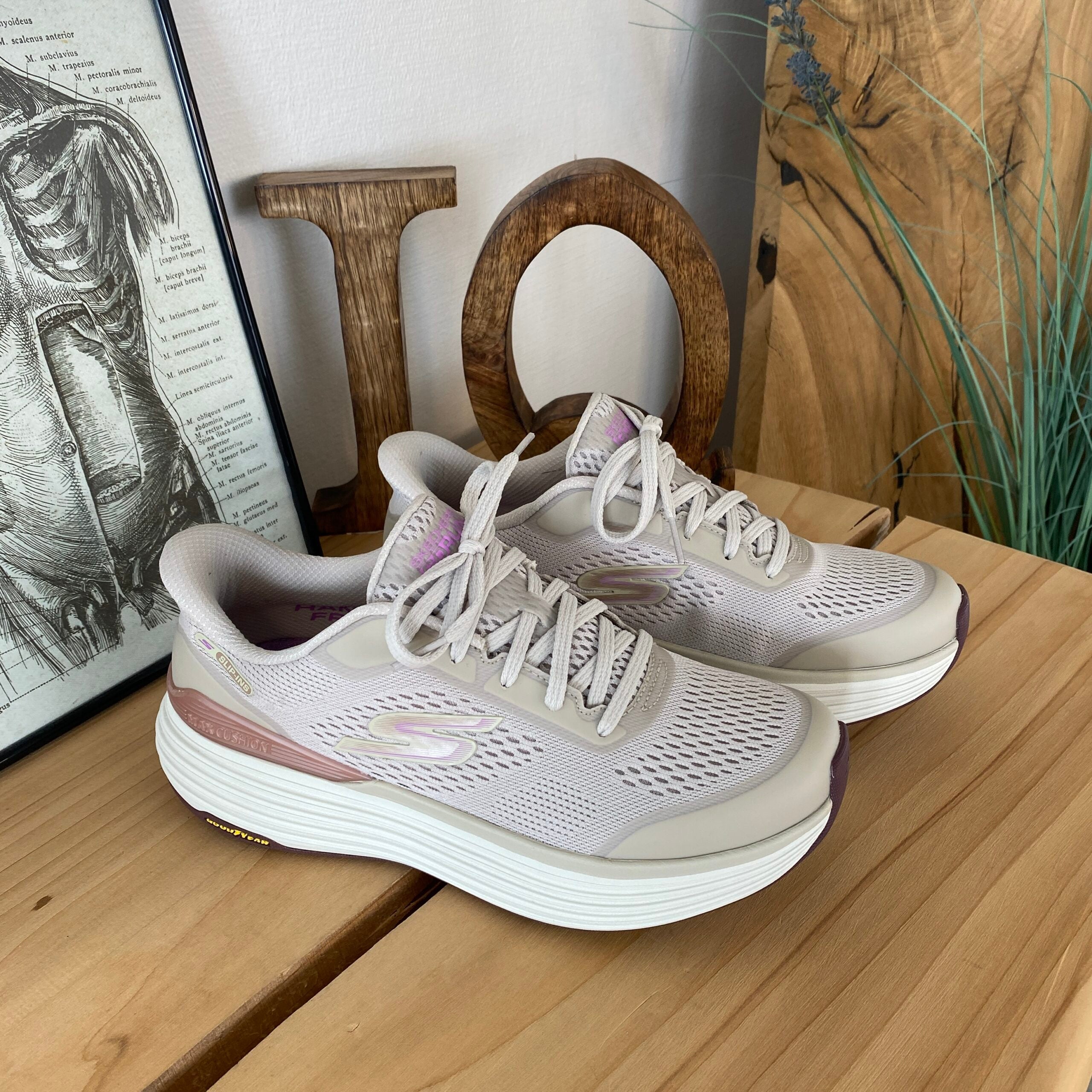 Beige Skechers slip-in med Max Cushioning-sula