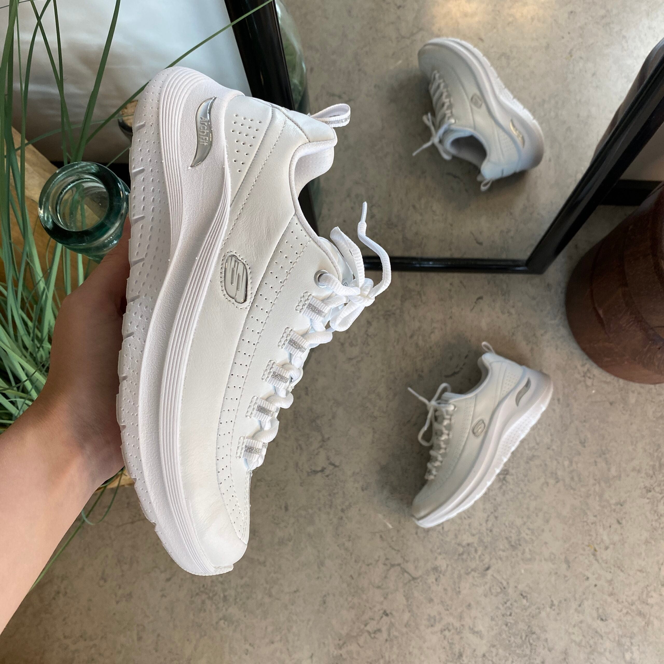 Vita Skechers med slät läderovandel