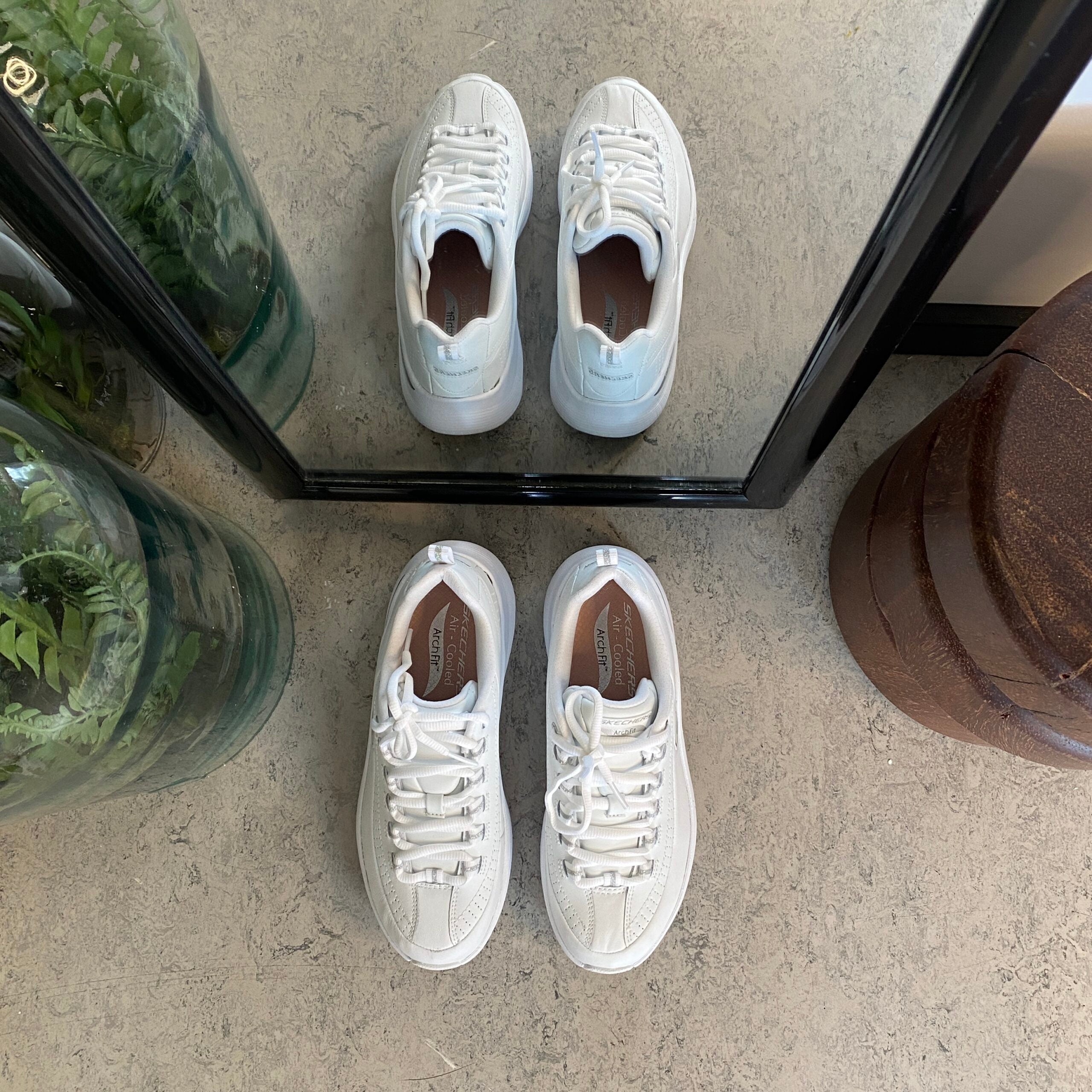 Vita Skechers med slät läderovandel
