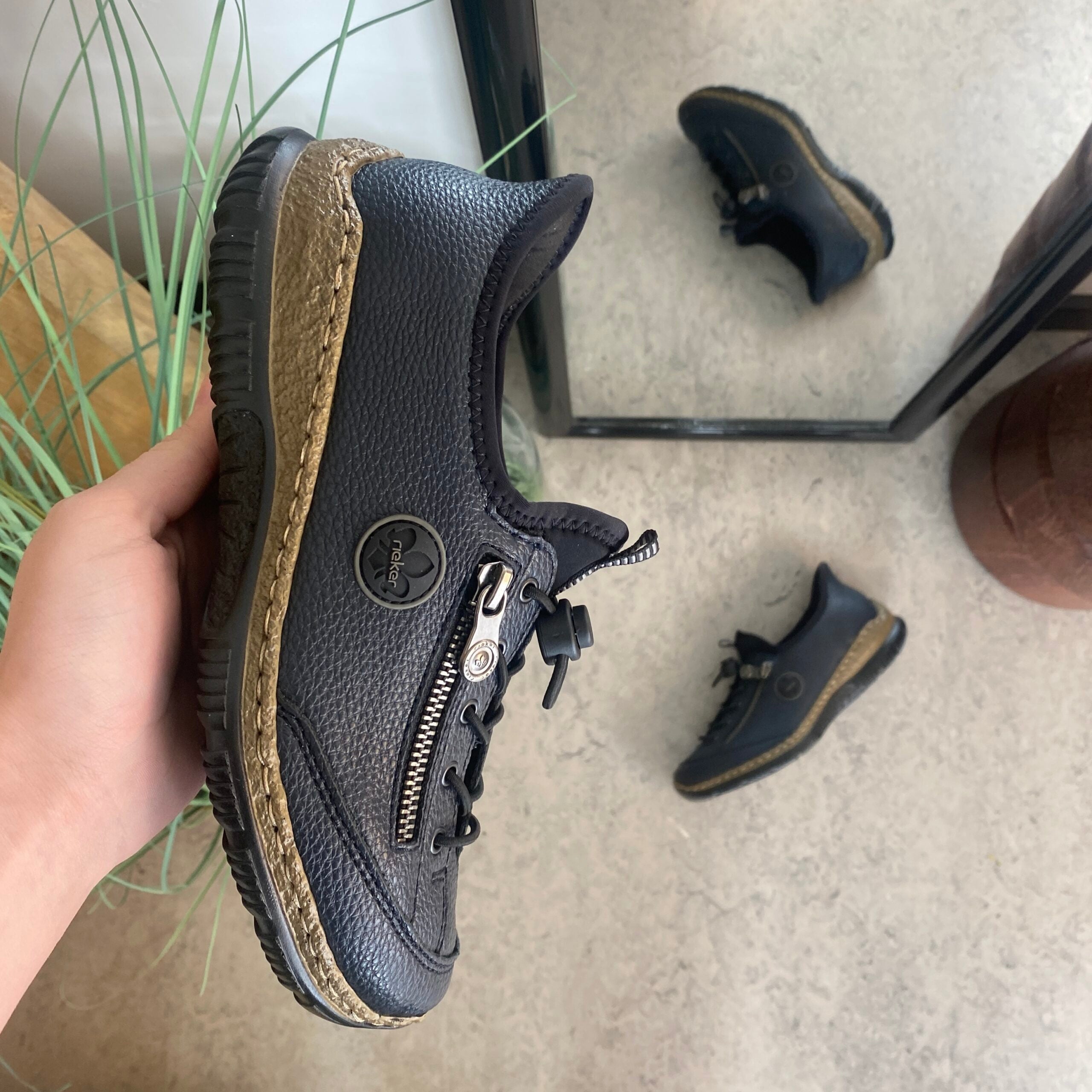 Mörkblå Rieker slip-on-sneakers
