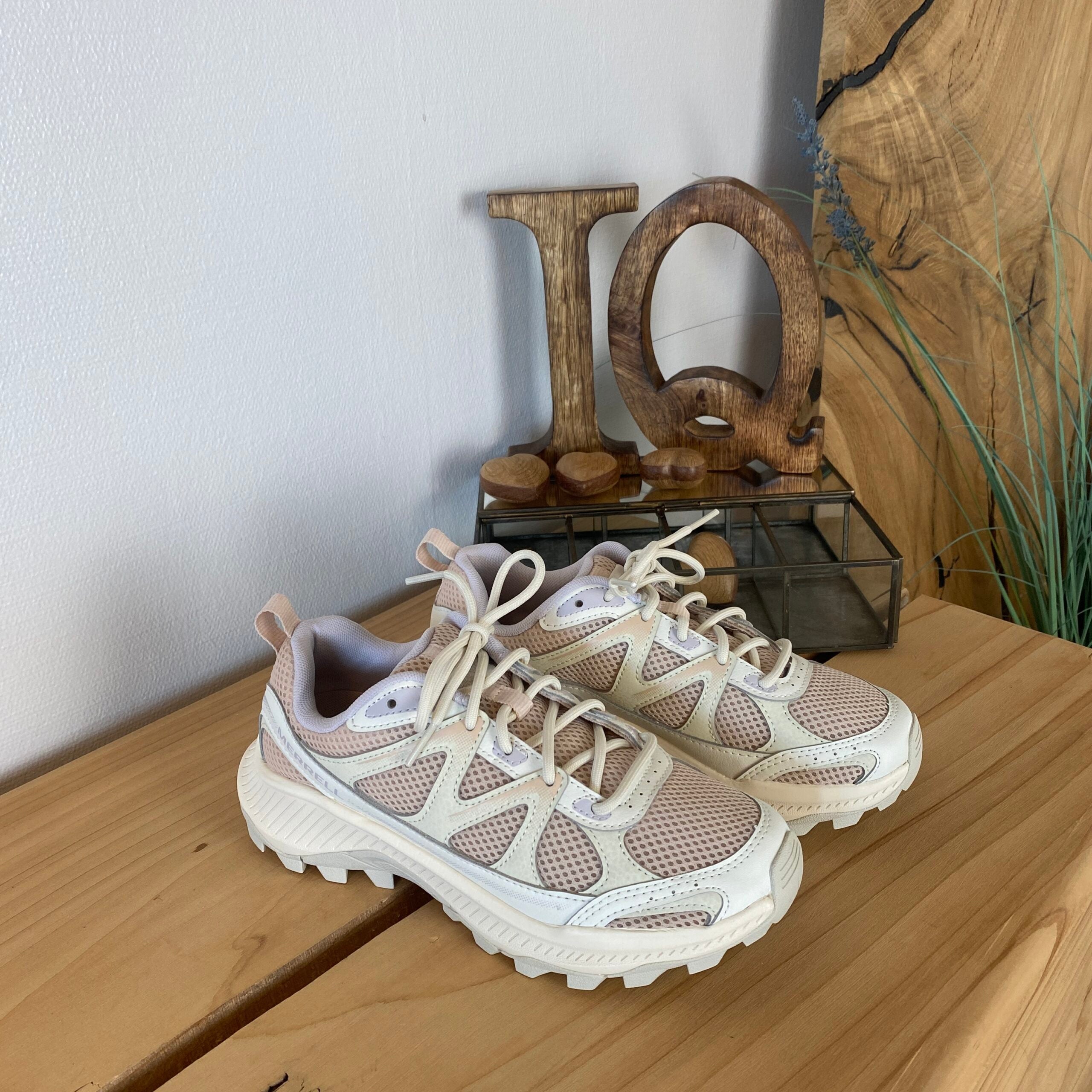 Bekväm och robust Merrell vandringssko i beige