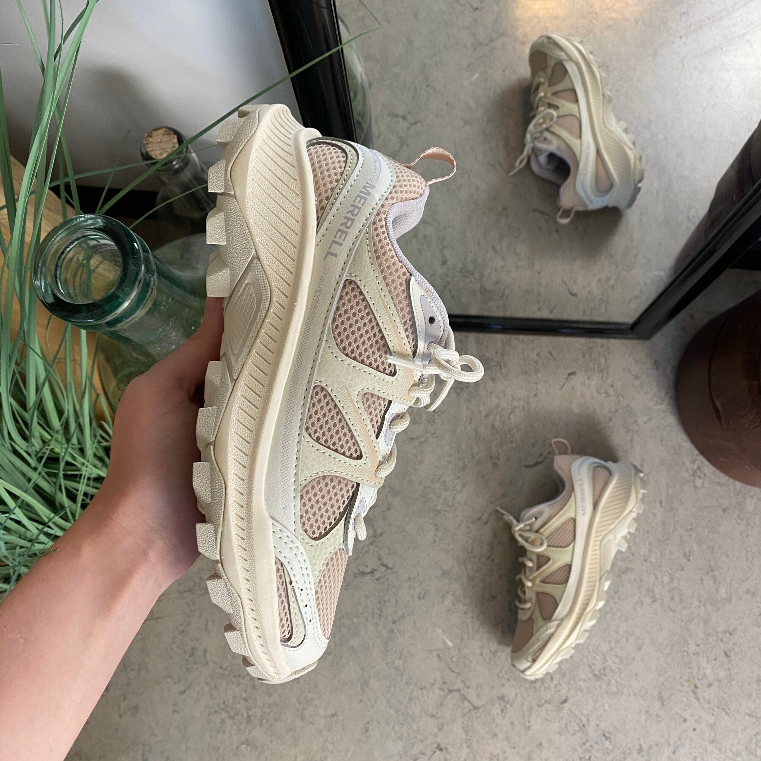 Bekväm och robust Merrell vandringssko i beige