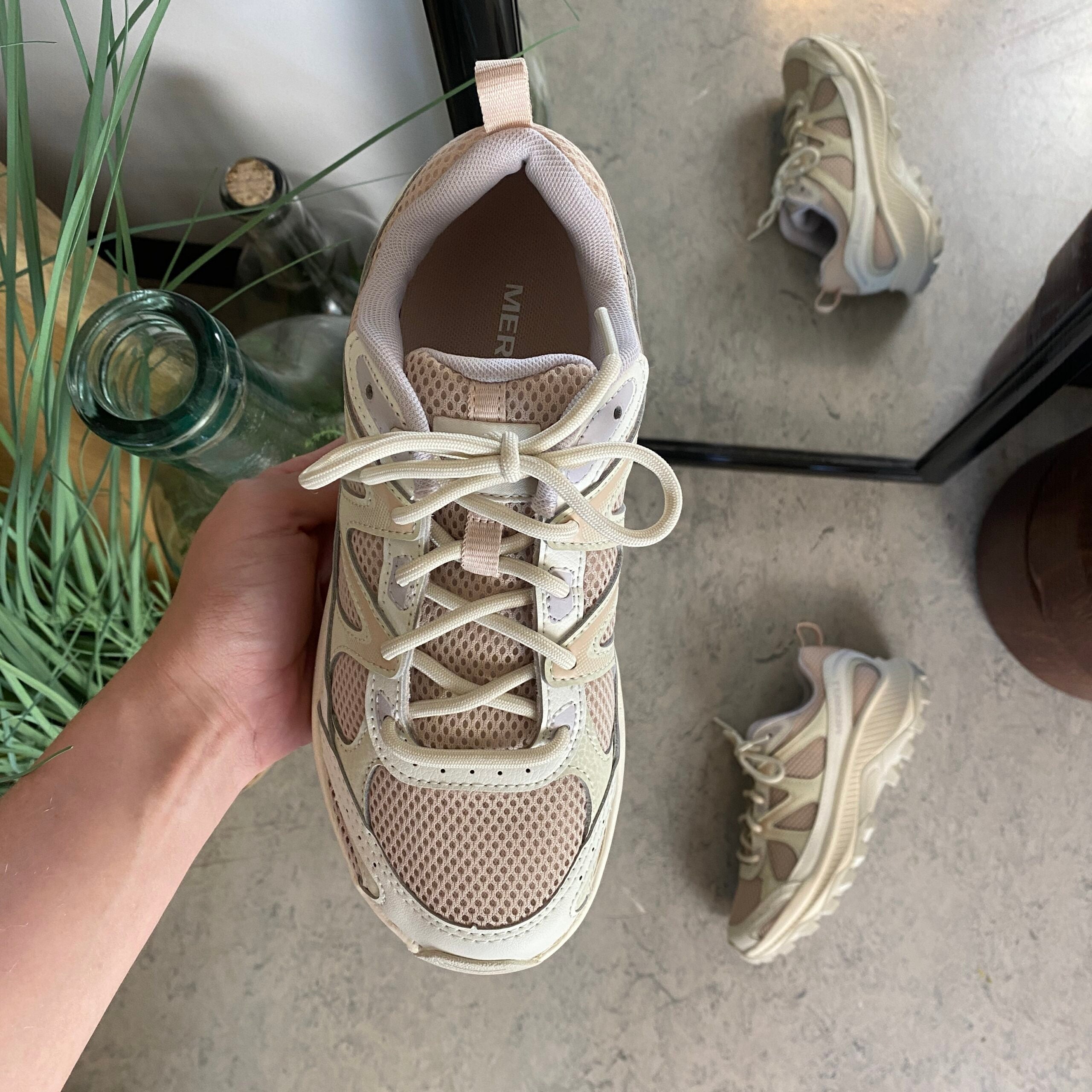 Bekväm och robust Merrell vandringssko i beige