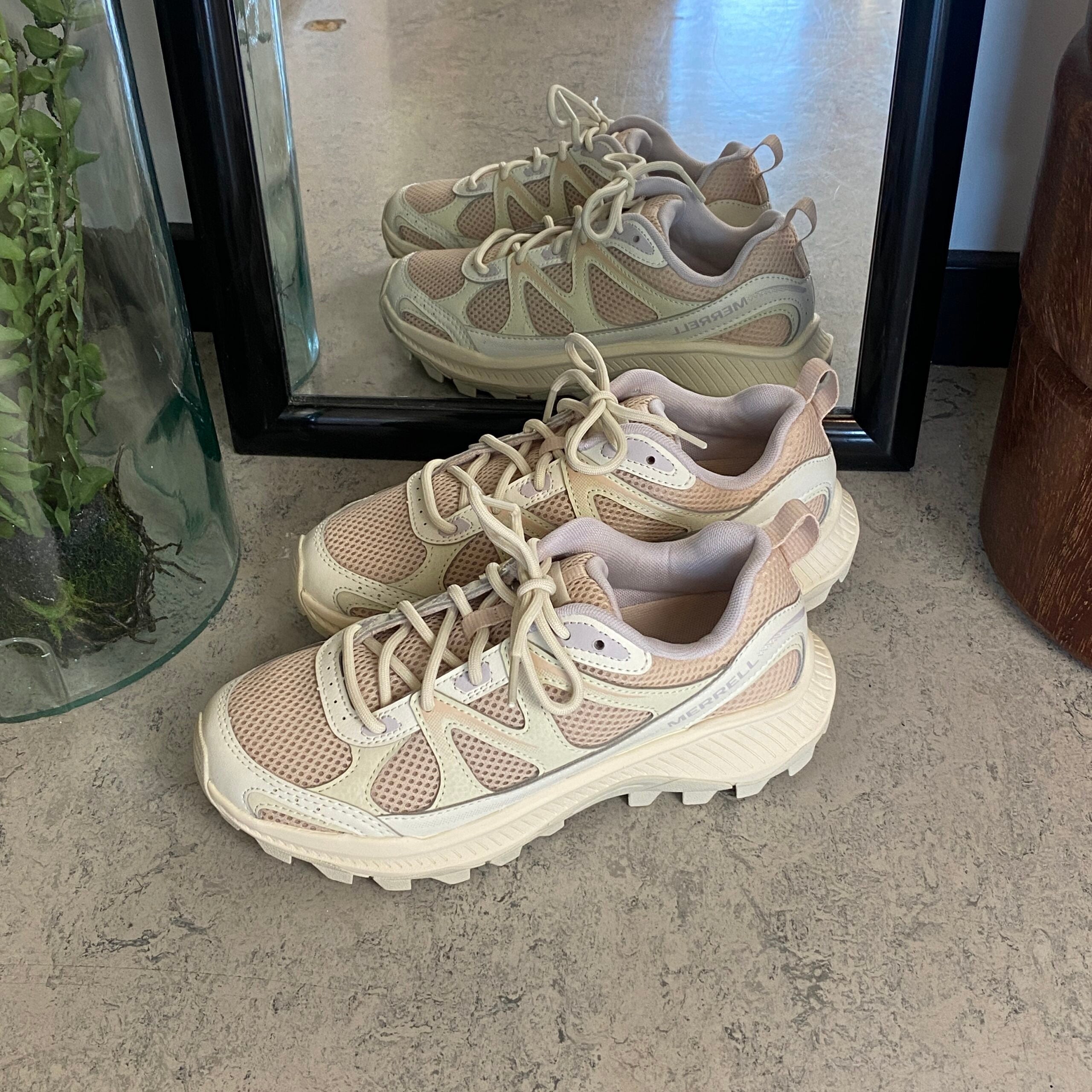 Bekväm och robust Merrell vandringssko i beige