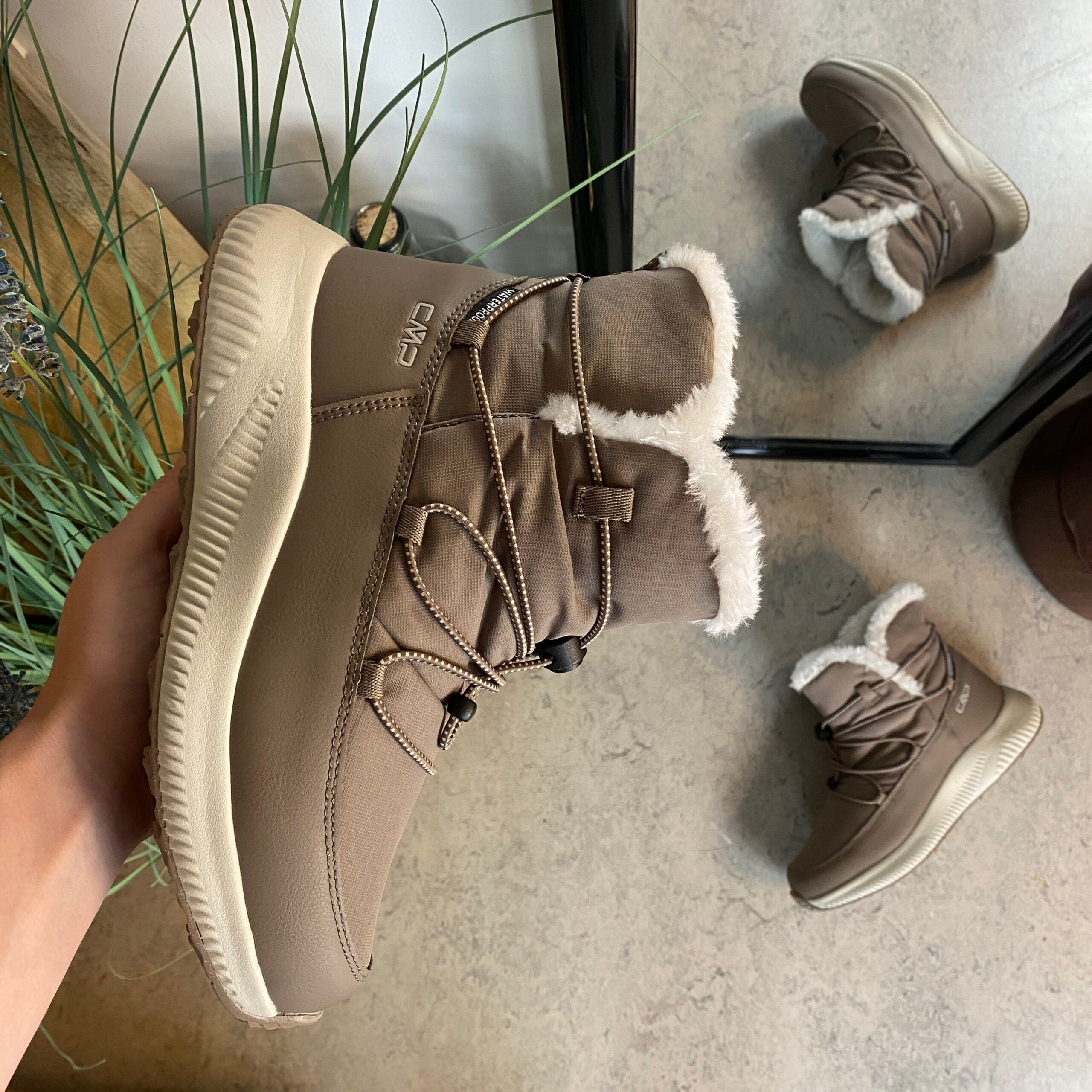 Vattenavvisande beige vinterstövel från CMP med elastisk snörning