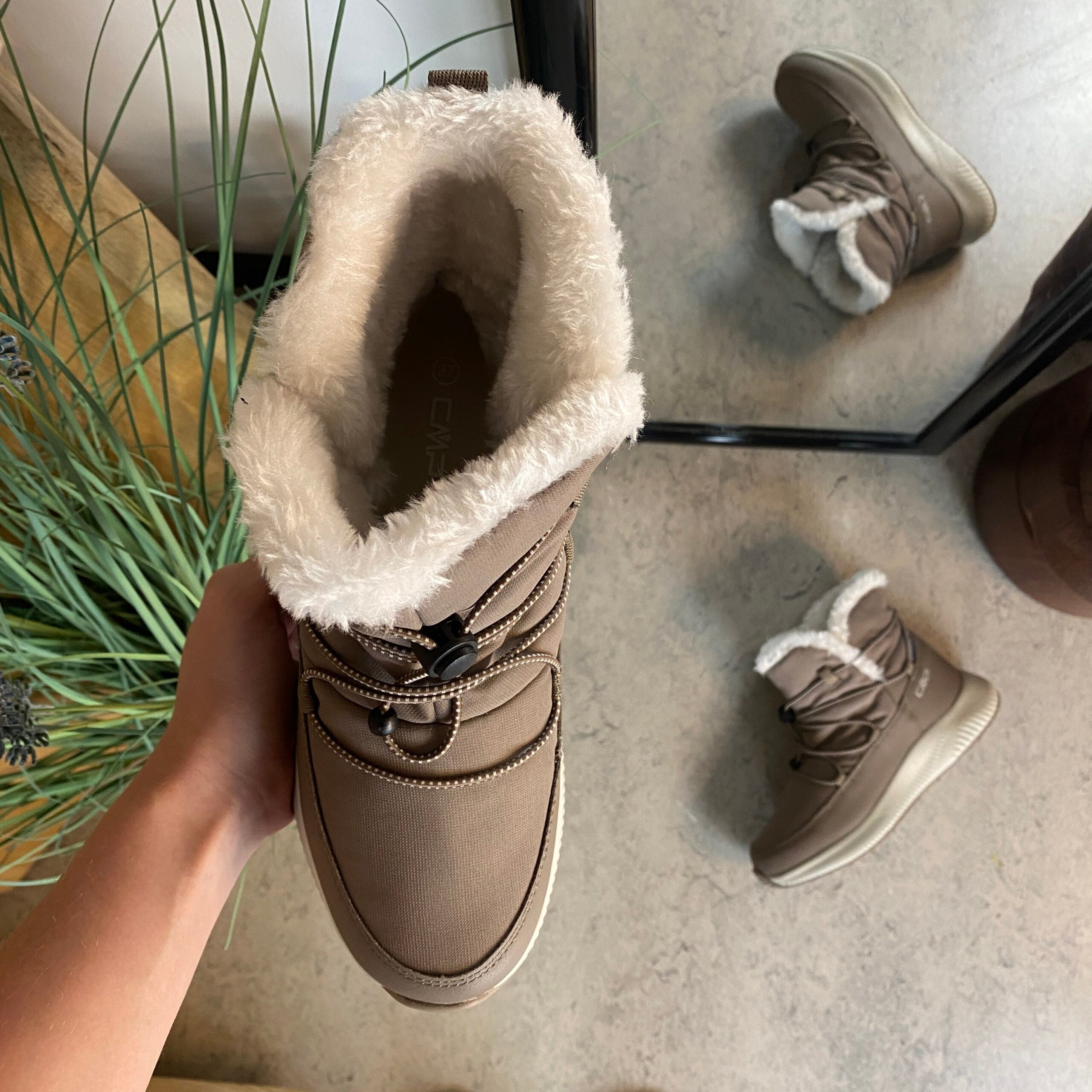 Vattenavvisande beige vinterstövel från CMP med elastisk snörning