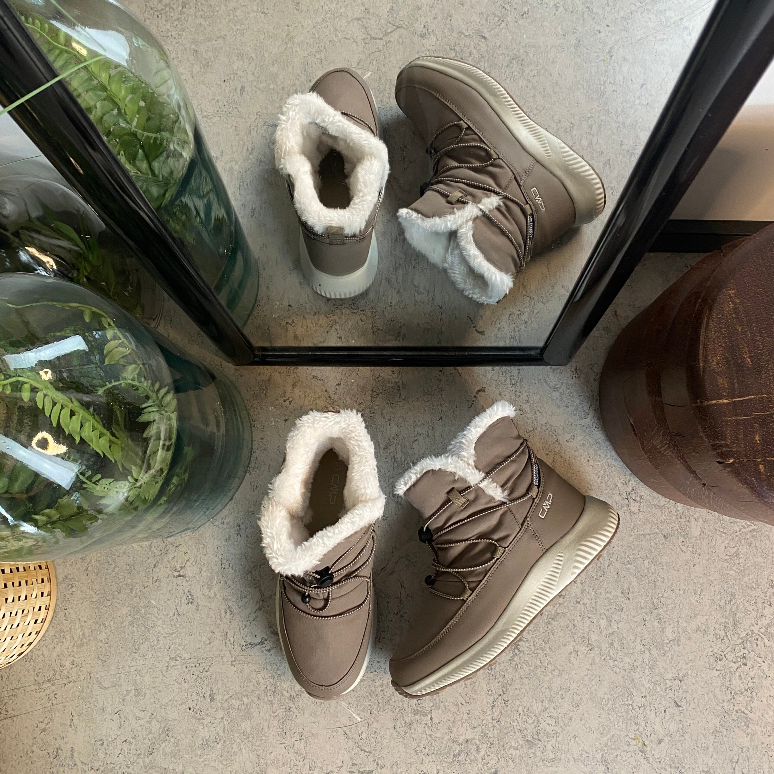 Vattenavvisande beige vinterstövel från CMP med elastisk snörning