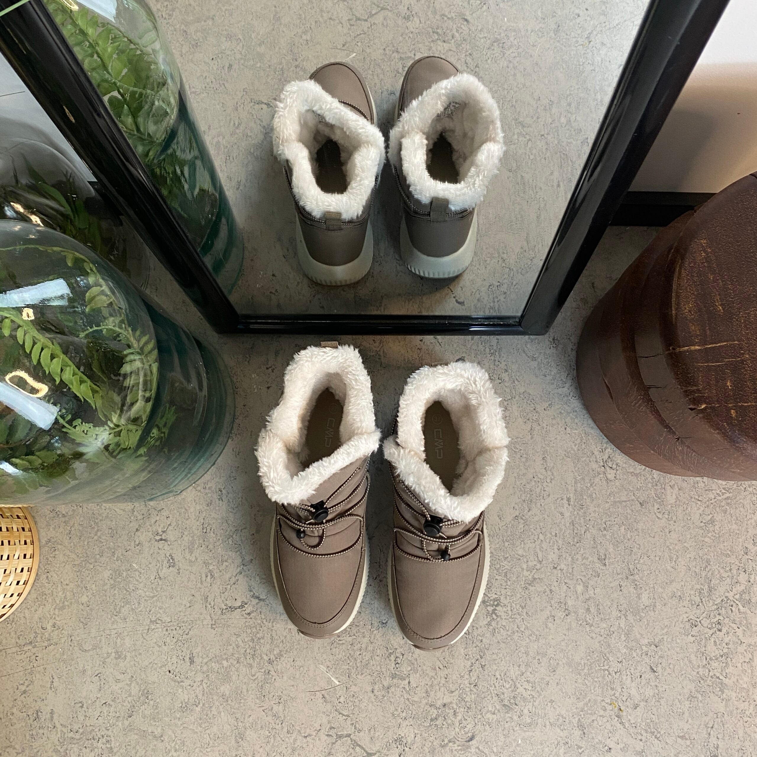 Vattenavvisande beige vinterstövel från CMP med elastisk snörning