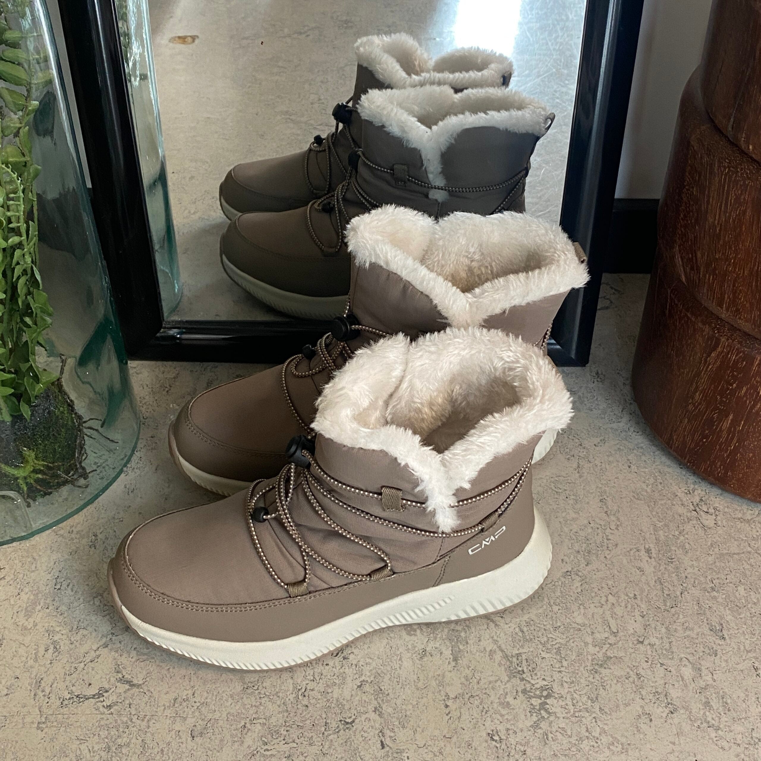 Vattenavvisande beige vinterstövel från CMP med elastisk snörning